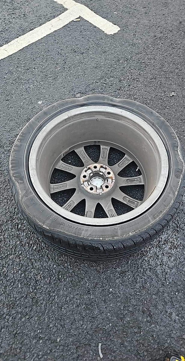 LittleRedhead92's tweet photo. @goodyear_uk very lucky escape from a blowout today! New tyres fit pre purchase in October and today our day out was ruined 32 minutes away from our destination 🙄

Thanks for bringing us home @TheAA_UK 💛

#goodyear #somebodywaslookingoutforus #dayout #breakdown #darwenservices https://t.co/N4FHBNQEBF