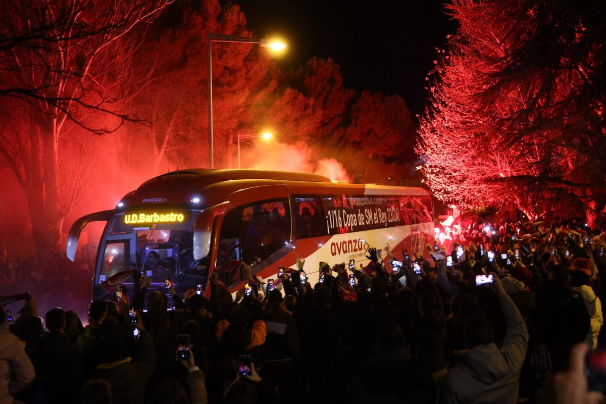 🤯 ¡Qué recibimiento al Barbastro!

📡 Sigue en directo todo el ambiente que se está viviendo

heral.do/tqh7t?utm_medi… 👇