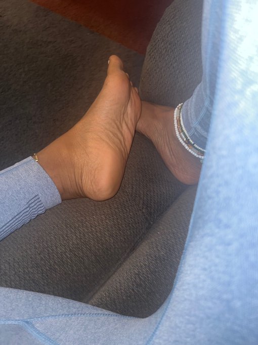 Happy Sunday, just lounging 💚 https://t.co/Zcs5TRKLPG