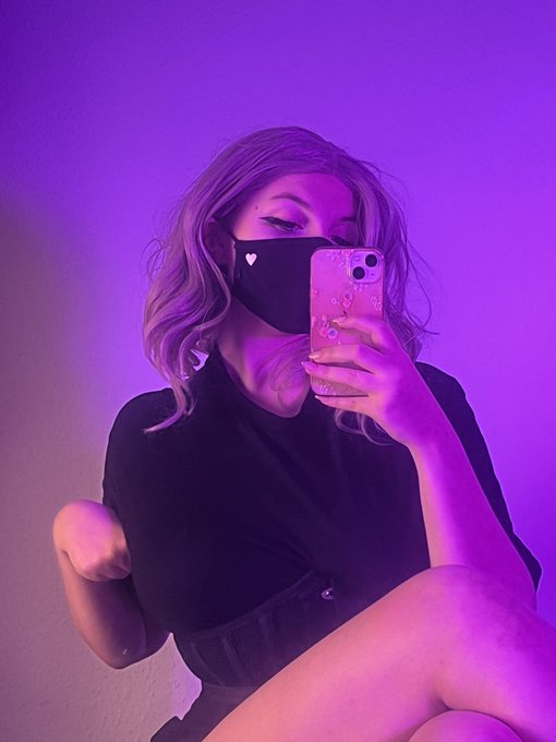 guess who&lsquo;s recording some new content for 🩵🤍 rn ;) https://t.co/bJL6Hpc9AB