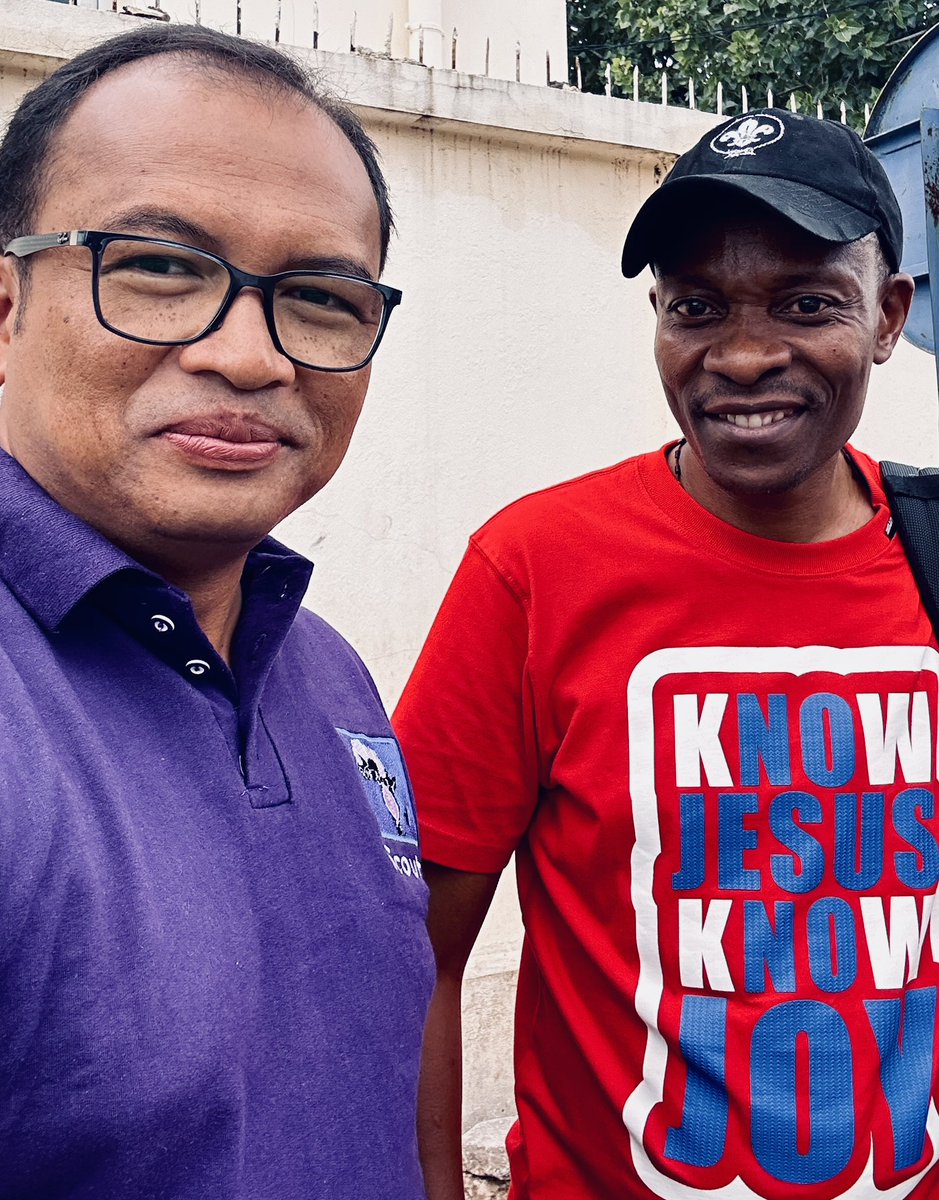 tekymandroso's tweet image. Rencontre avec un frère scout du FESCO (Fédération Scoute du RD Congo 🇨🇩) à Antananarivo. Bien que le temps ait été limité, les échanges de mots et de paroles ont permis de faire connaissance, mais cela ne représente que le début.#scouts #scoutinginafrica #scoutinglife