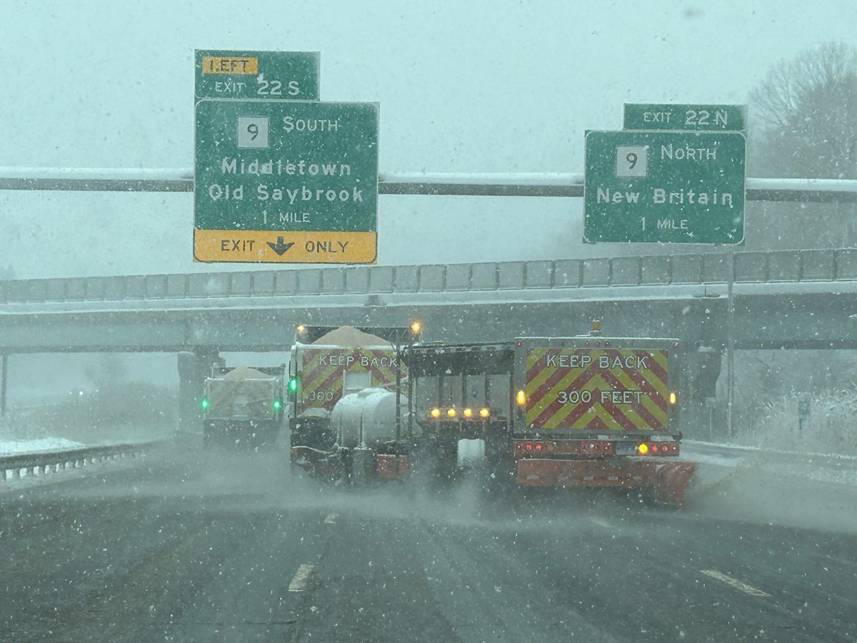 Check out #TeamDOT and the impressive tow plow along I-91 in Rocky Hill! This specialized truck helps us clear more than two lanes at once! #CTDOT crews are still out across #Connecticut - we won't go home until the job is done.
#StaySafe #DontCrowdThePlow