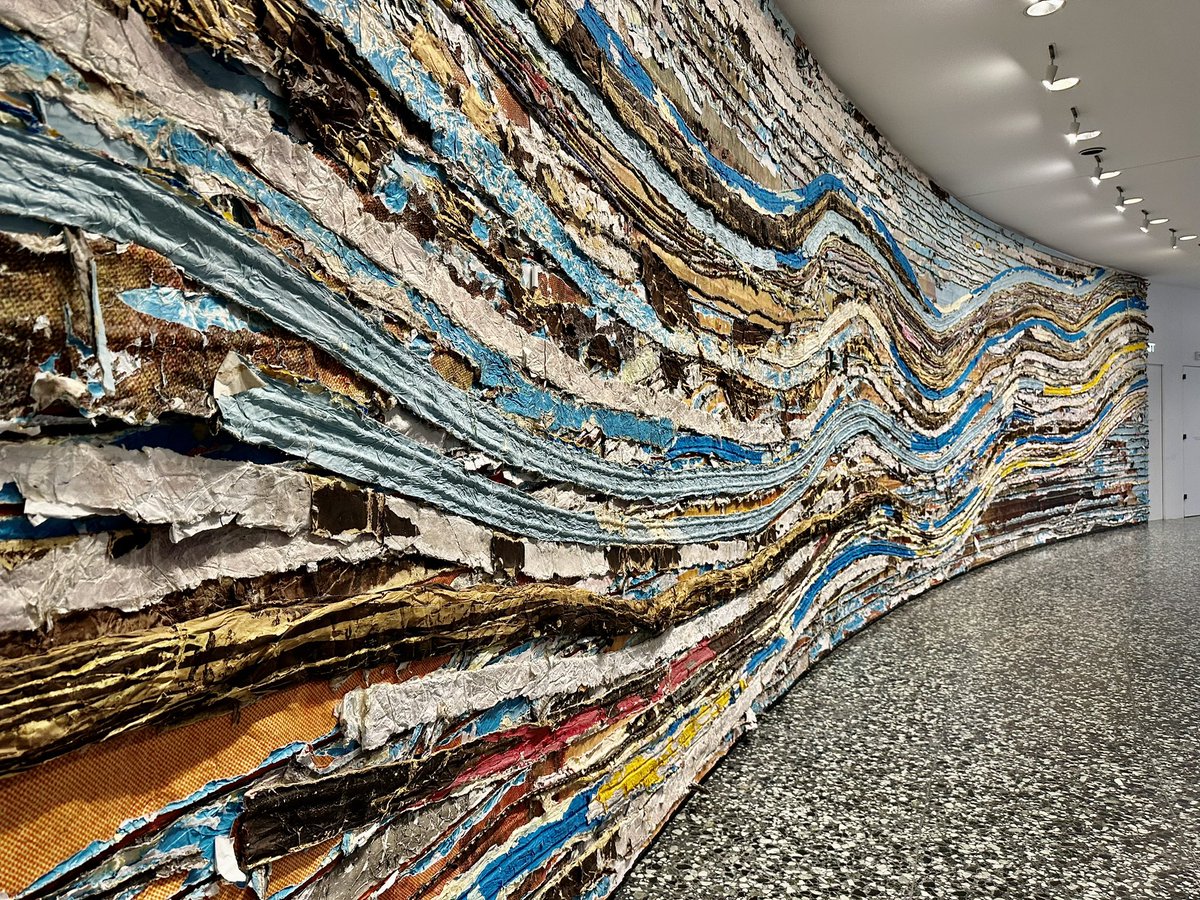 susantran's tweet photo. @hirshhorn Then got to check out @markbradfordart’s Pickett’s Charge. The entire installation takes up the 3rd floor of the circular @hirshhorn. It’s just incredible to walk along this massive textured piece. #ExploringDC https://t.co/uaJLxoVkaz