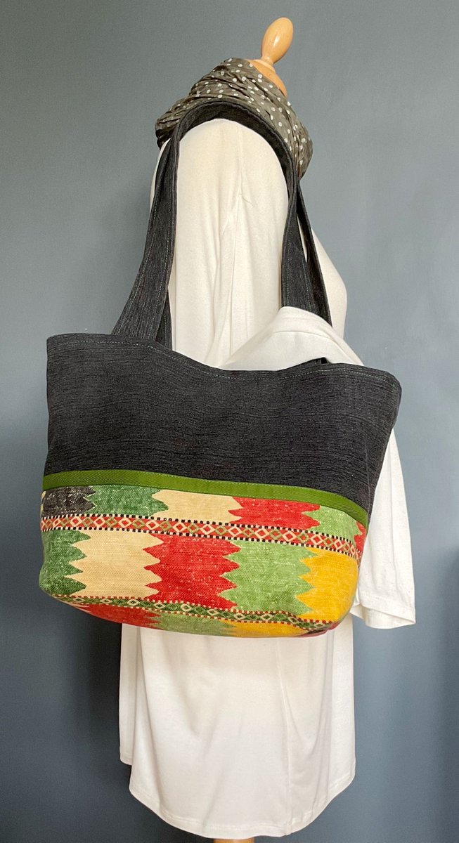 They really don’t come much more useful than my Handy Bags. Soft wide handles, clip-in zipped purse, just plain gorgeous. #MHHSBD #ShopIndie #HandmadeHour buff.ly/2F1nKi1