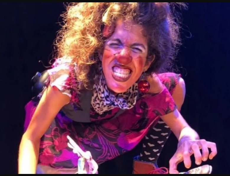 ErikakHilton's tweet photo. Sem palavras para descrever toda a revolta, indignação e tristeza que sentimos com o assassinato de Julieta, artista, palhaça e cicloviajante.

Uma pessoa cheia de vida e que levava alegria por onde passava, sofrer tantas violências!  

Meus mais profundos sentimentos aos amigos e familiares. Que os culpados sejam responsabilizados. Que possamos viver num mundo menos dolorido e cruel, onde nenhuma mulher passe pelo que ela passou. 

Julieta, Presente!