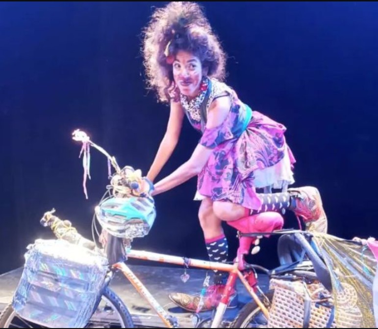 ErikakHilton's tweet photo. Sem palavras para descrever toda a revolta, indignação e tristeza que sentimos com o assassinato de Julieta, artista, palhaça e cicloviajante.

Uma pessoa cheia de vida e que levava alegria por onde passava, sofrer tantas violências!  

Meus mais profundos sentimentos aos amigos e familiares. Que os culpados sejam responsabilizados. Que possamos viver num mundo menos dolorido e cruel, onde nenhuma mulher passe pelo que ela passou. 

Julieta, Presente!