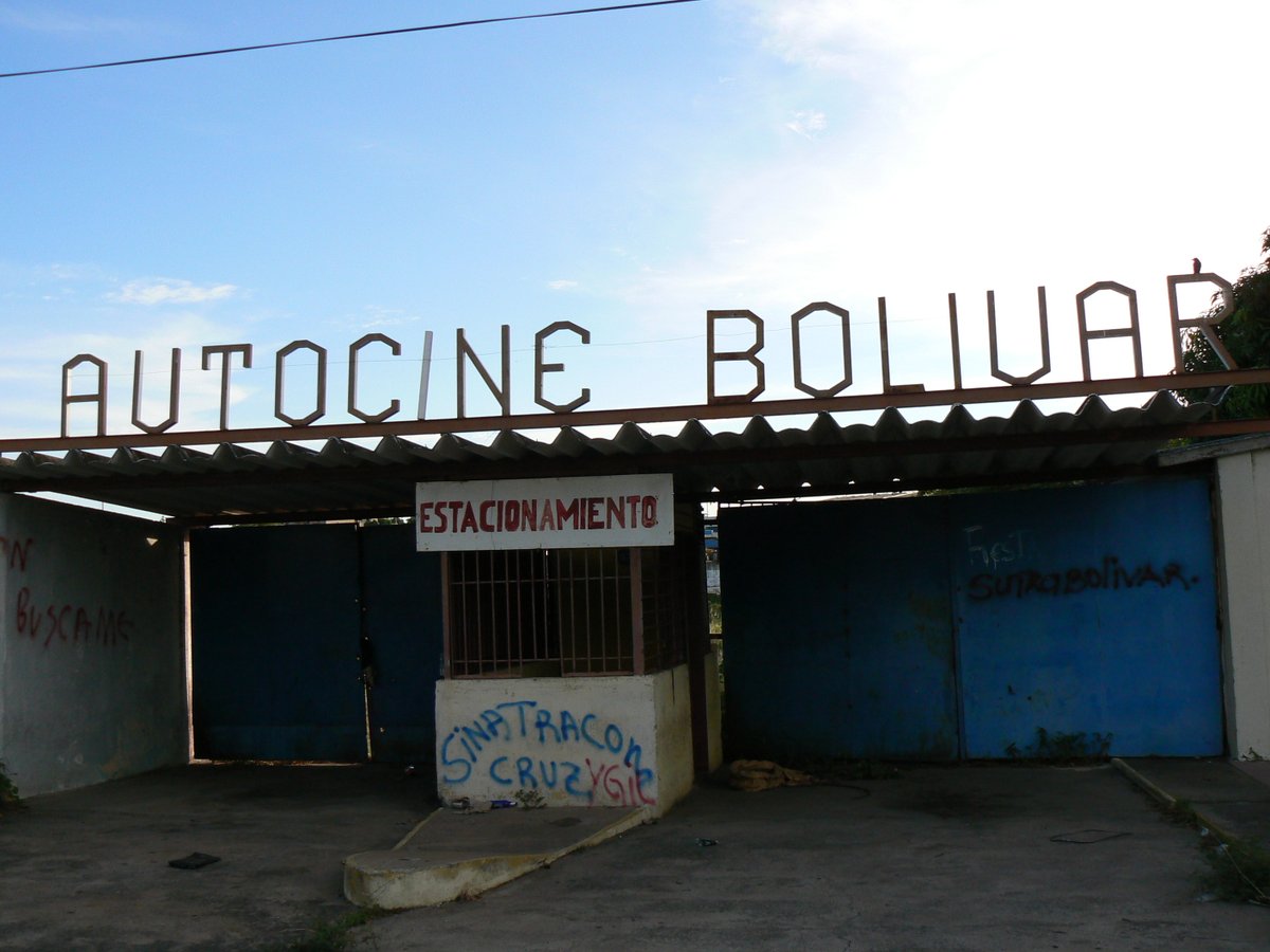 AntonuccioSanoP's tweet photo. Fotografía de Pedro Antonuccio Sanó. Autocine Bolívar. Ciudad Bolívar. Estado Bolívar. Venezuela. 2008. #autocines #autocine #autocinema #ciudadbolívar #estadobolívar #cine #cinema #venezuela #portraits #portrait_perfection #photographyislife #pedroantonucciosanó #Esequibo https://t.co/J8ppbWF35p
