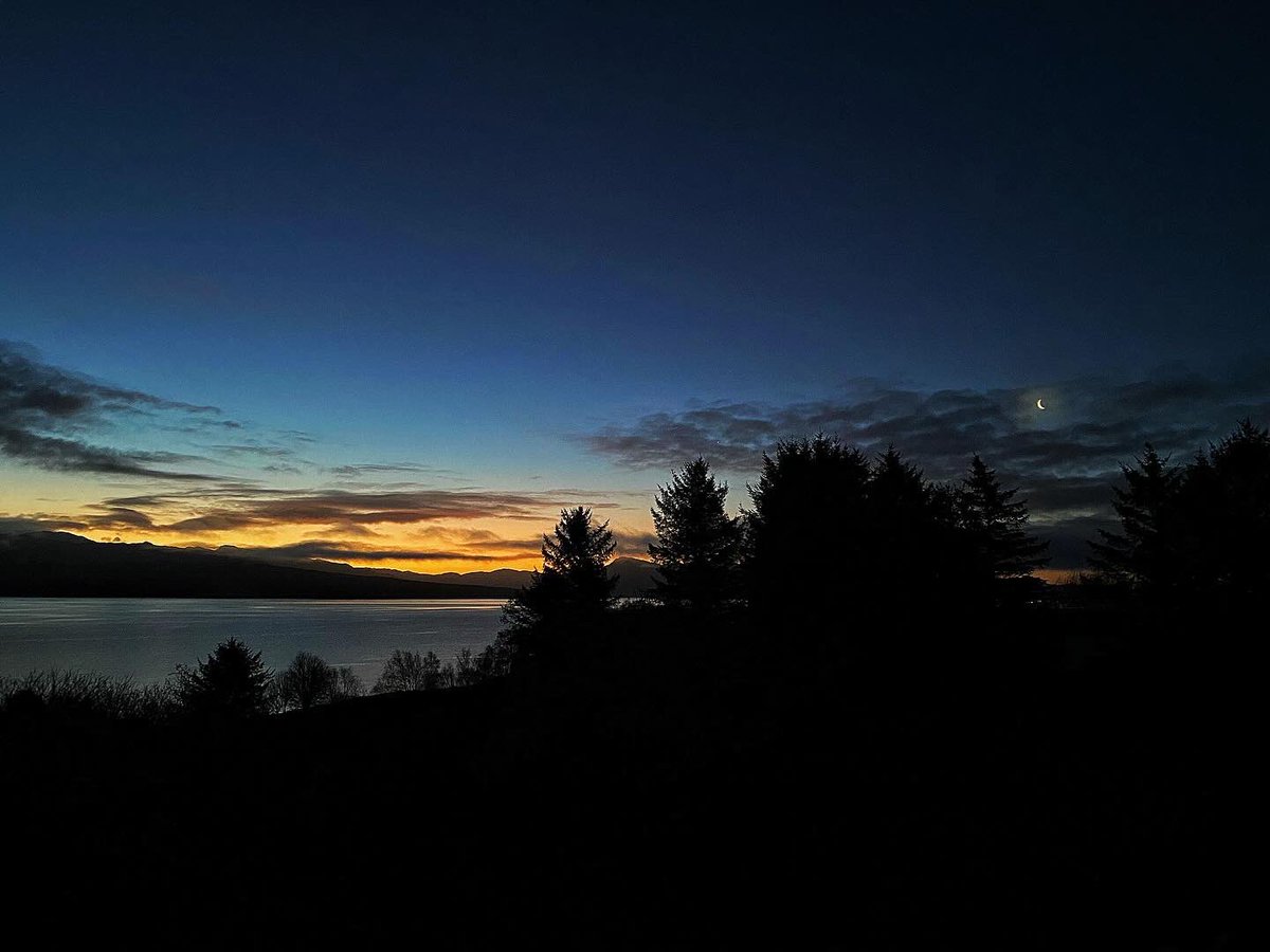 oldcrofthouse's tweet photo. Spontaneity isn’t really in our nature but after booking an impromptu holiday, waking up to the most amazing sunrise and spending the day exploring new paths that might change…
#beatthejanuaryblues #makethemostoflife #hikingadventures #isleofskye #pointofsleat @VisitScotland https://t.co/oXrHv9P6Gj