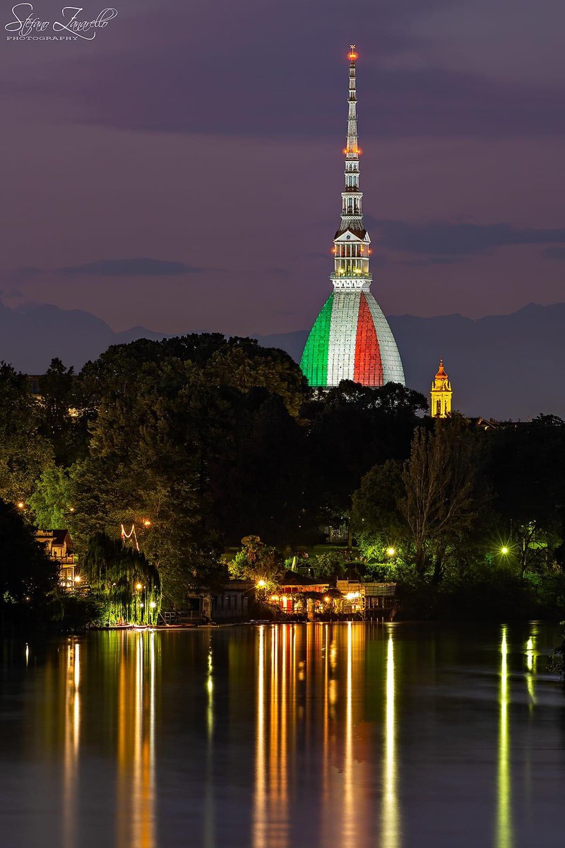 7 gennaio, Festa del Tricolore 🇮🇹   
Oggi la nostra Bandiera compie 227 anni! 🎉

#bandieraitaliana #italia #tricolore #torino #mole #moleantonelliana #7gennaio #7gennaio2024