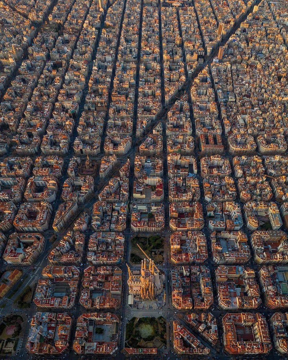 WorldScholar_'s tweet photo. The most incredible towns and cities from above - a thread🧵

1. Barcelona, Spain https://t.co/fBcsTA4VLJ