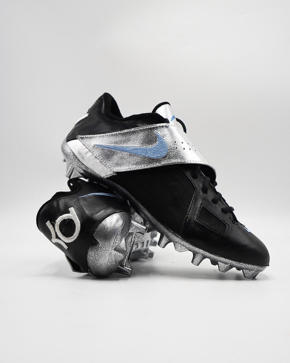 ComplexSneakers's tweet photo. Lions-inspired Nike KD 4 cleats for @CGJXXIII 🥶 https://t.co/IqFMA9DK0B