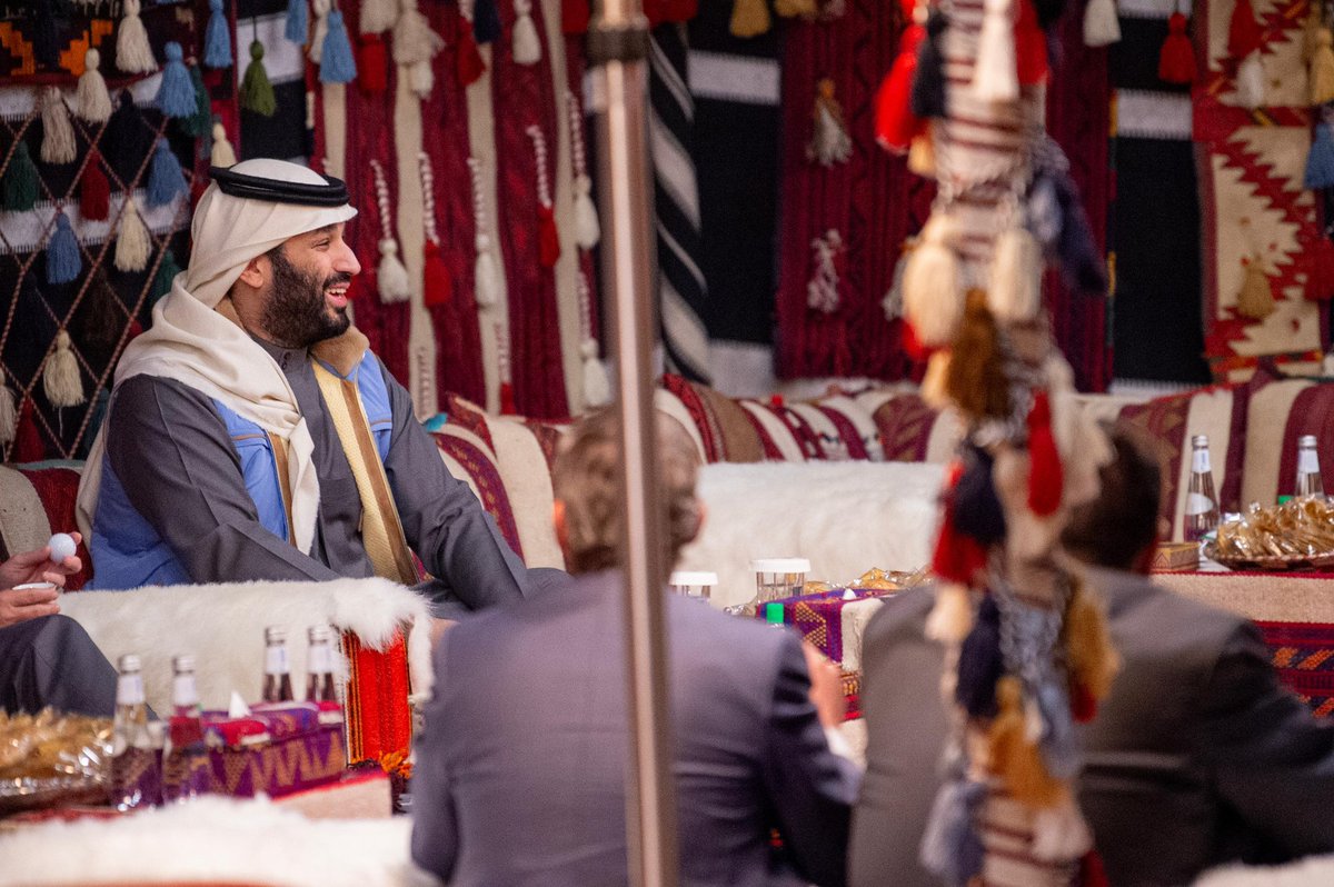 Badermasaker's tweet photo. سمو #ولي_العهد يجتمع في المخيم الشتوي في #العلا مع السيناتور الأمريكي ليندسي غراهام. https://t.co/uzguQ6rxu5