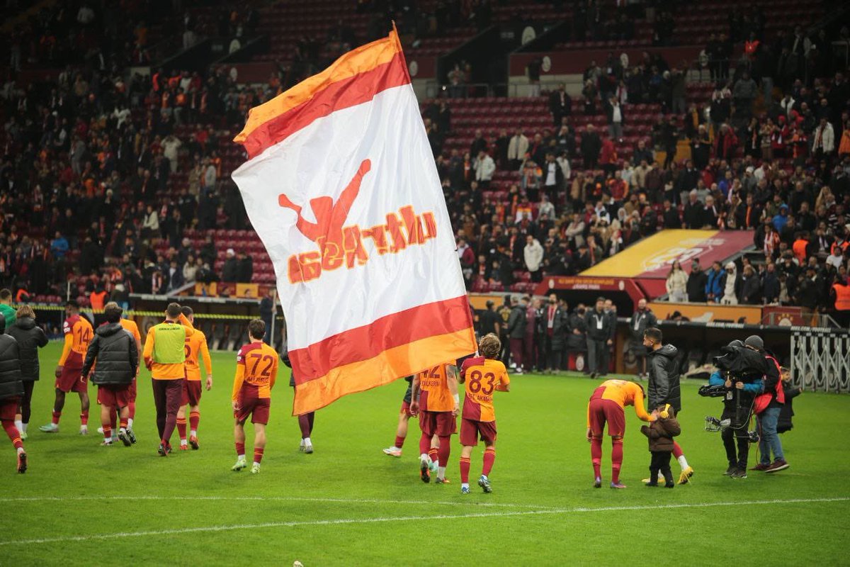 ultrAslan's tweet photo. 👊🏻 BİZ BİR AİLEYİZ KENETLENDİKÇE BÜYÜYEN! 

#ultrAslan https://t.co/LXXJZ7vjdl