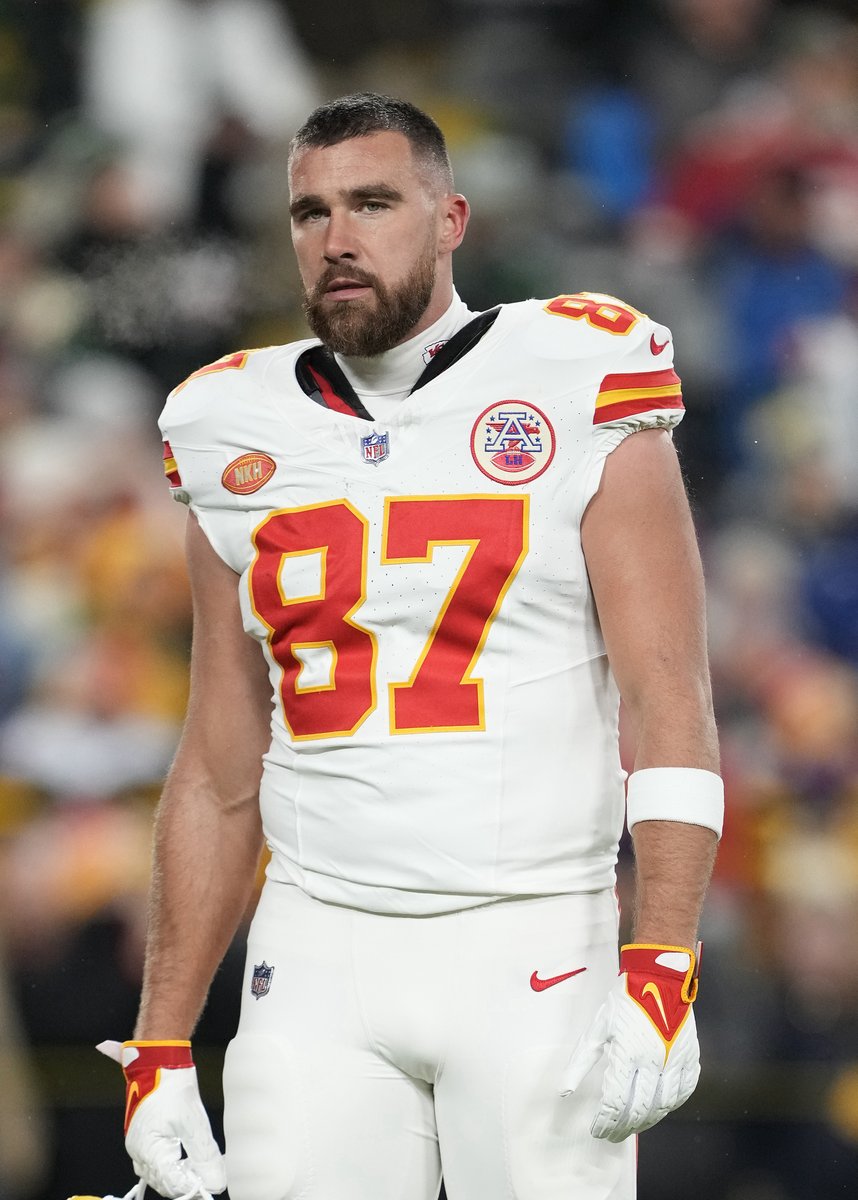 BleacherReport's tweet photo. Travis Kelce's streak of seven straight seasons of 1000+ receiving yards is over after Chiefs made him inactive for Week 18.

He was 16 yards short 🤯 https://t.co/Y3DYNP4Kbi