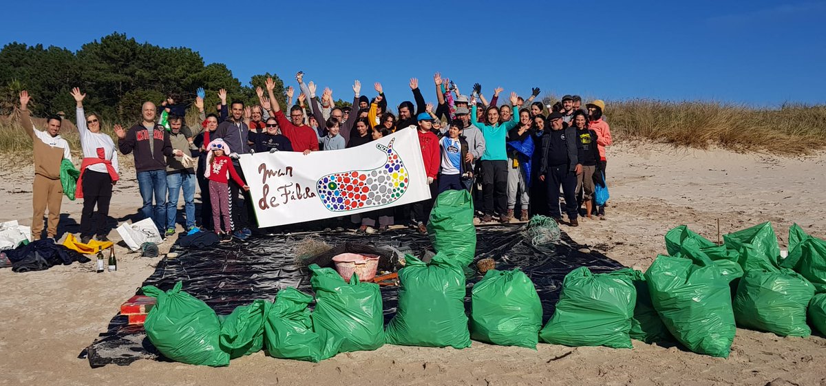 Limpando as praias da merda da "marea plástica".  En Galicia, cando non hai Goberno, hai Pobo.