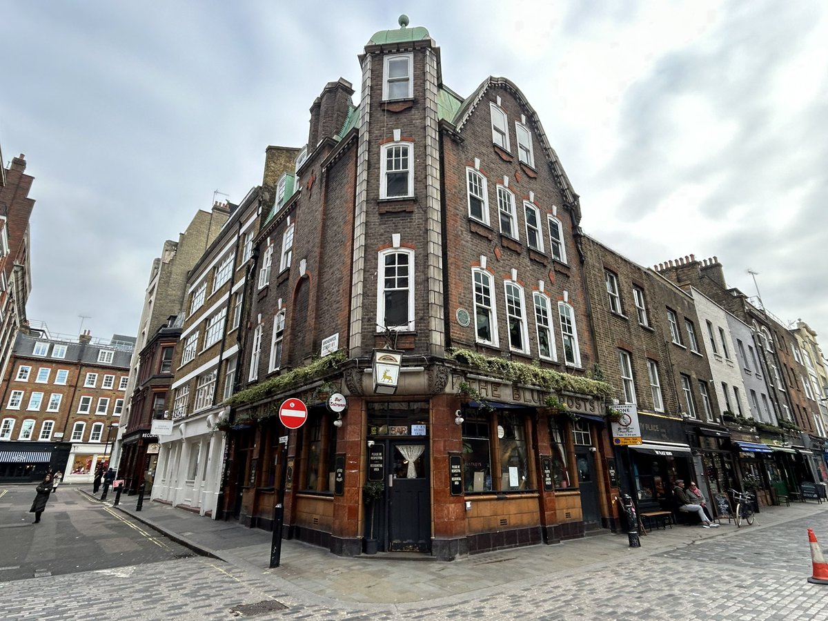 PubsSaving's tweet image. Blue Posts, 22 Berwick Street #soho #favouritepubs #pubs #Sunday