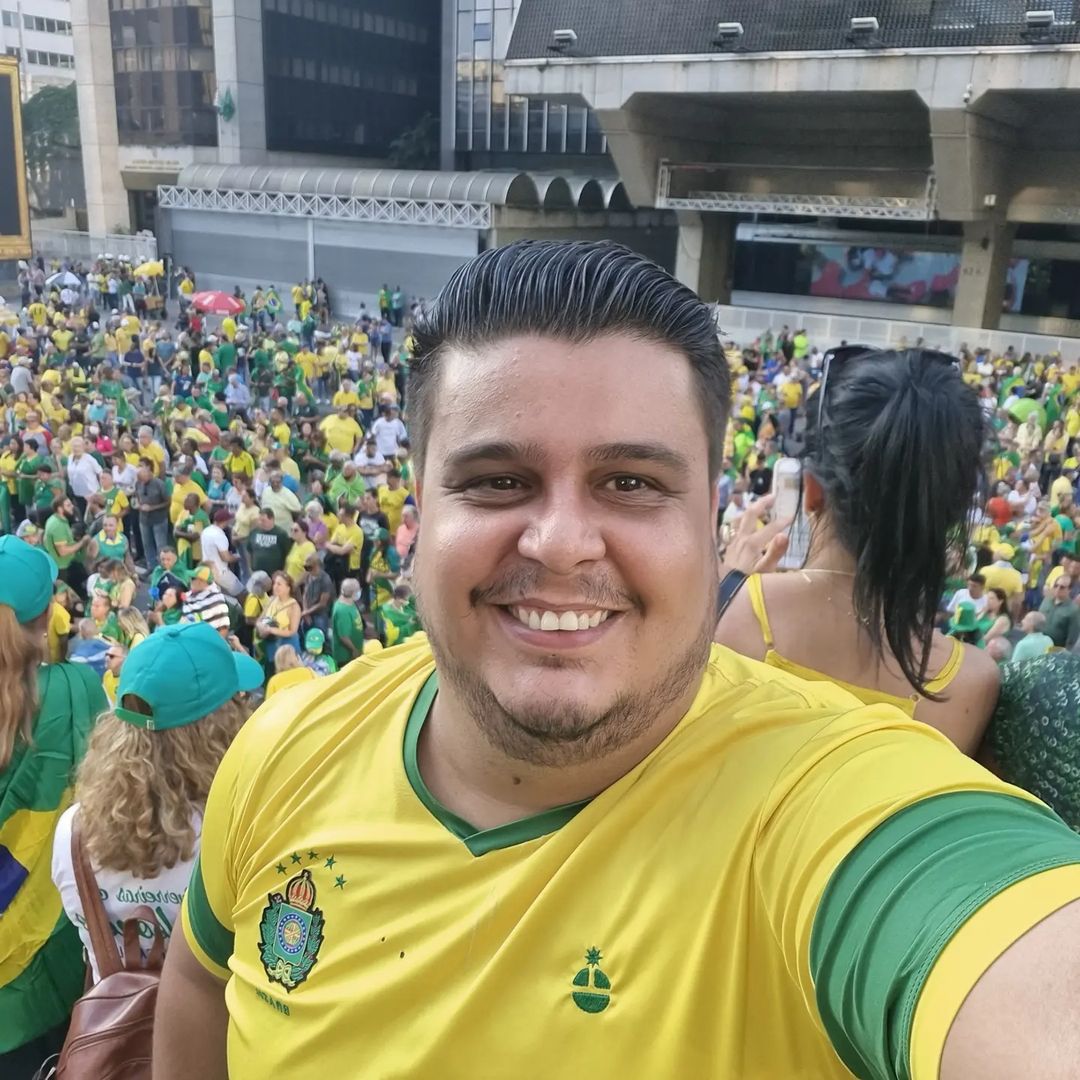 pesquisas_elige's tweet photo. 🚨URGENTE: Acabo de descobrir a informação de que @RafaelMorenoSS financiou os atos antidemocráticos do dia 08/01 em Brasília e foi citado no relatório final da CPMI! É esse mesmo cidadão que compartilhou o vídeo falso do Padre Júlio Lancellotti. Vamos marcar as autoridades competentes? Elas precisam saber que esse criminoso é reincidente!🇧🇷👍

🗞️@saibamaisjor
