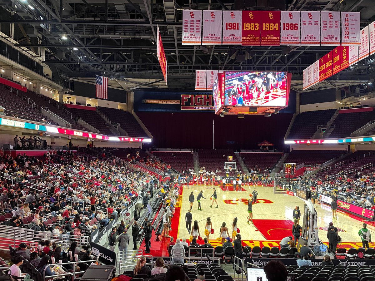 theKXSCSports's tweet photo. It's the weekend finale at Galen Center! 

@USCWBB is looking for back-to-back victories over @OregonWBB for the first time since 2014-2015!

✌️🆚🦆
🎙️: @eli_kleinmann and @sreno_24
⏰: 12:00 PM
📻: https://t.co/yhpmmHIhAj https://t.co/QZWBRjbKnf