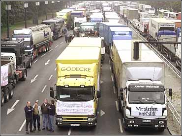 Ook truckers uit meerdere landen sluiten zich morgen aan bij de boeren-OPSTAND! Wegen worden geblokkeerd, heel Duitsland gaat PLAT morgen! Mensen zijn KLAAR met de globalisten!

Doe een ♥️ &amp; RT als je de boeren &amp; truckers STEUNT!