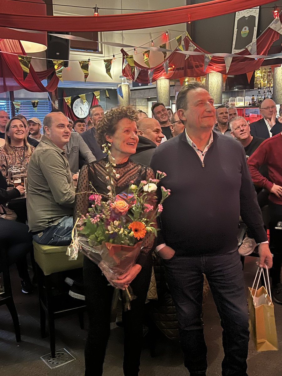 Vanmiddag is onze voorzitter John van Kemenade in het zonnetje gezet voor zijn jarenlange inzet voor vv Acht. 👍🥂⚽️ John namens vv Acht BEDANKT.