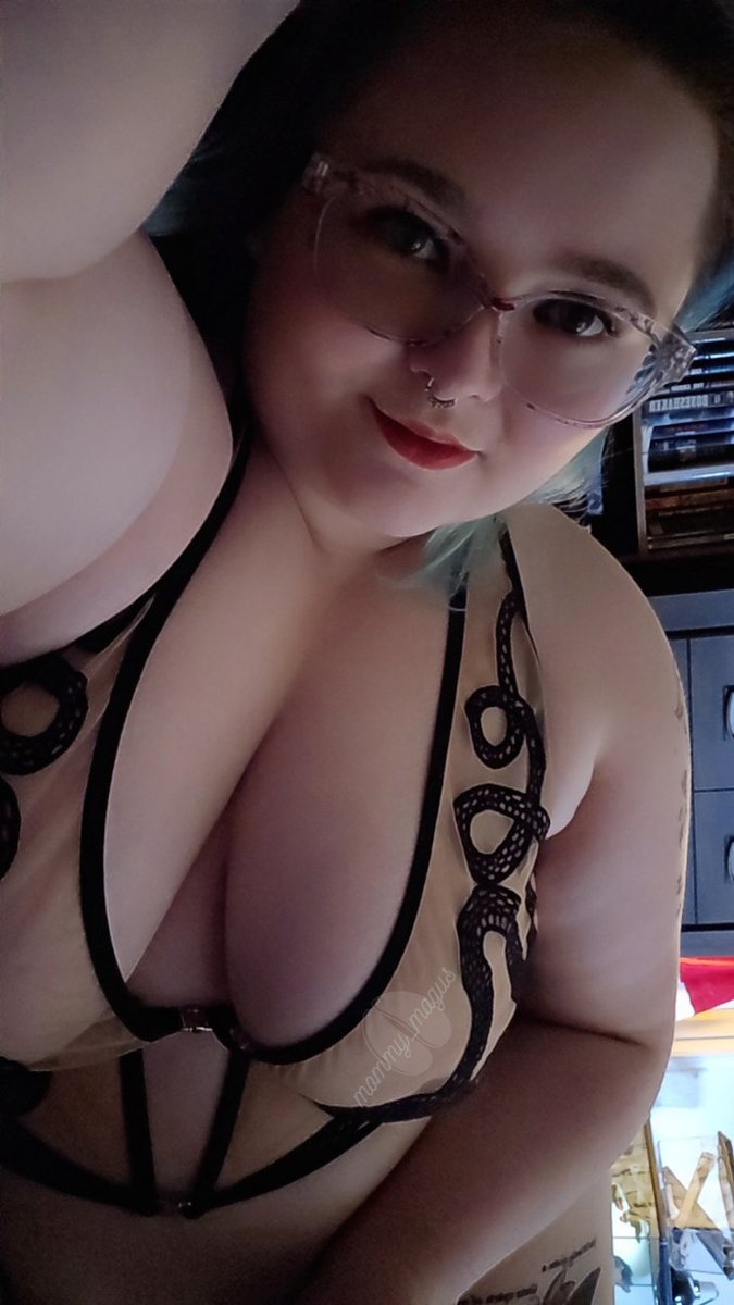 Waking up next to Mommy is something you'll never get to experience because you're just a beta bitch 💋