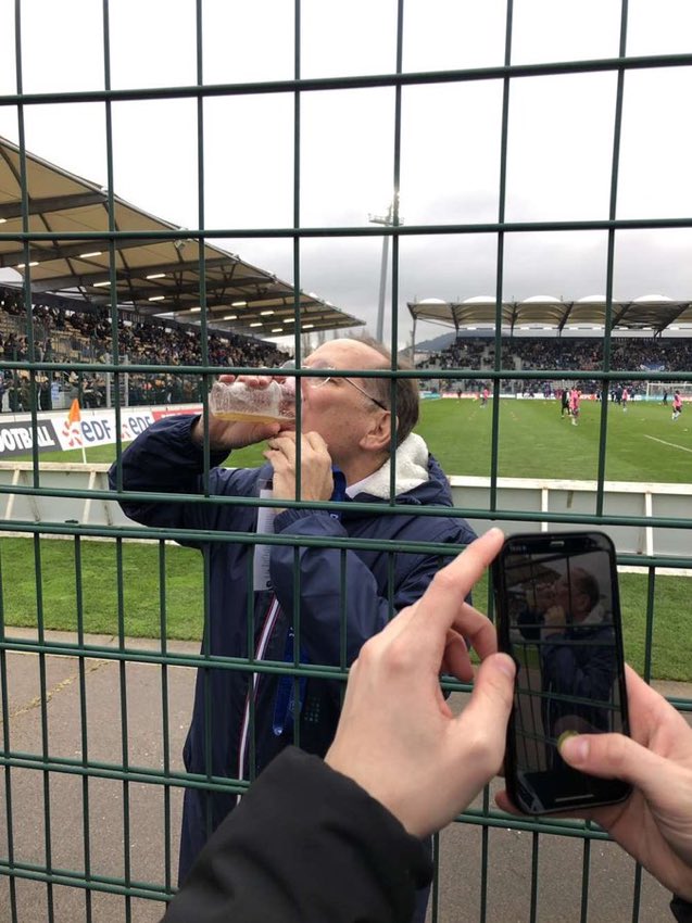 BREAKING ! 🚨🚨 La FFF pourrait finalement décider l’ELIMINATION de l’Olympique Lyonnais en Coupe de France suite à un cul sec de pinte de la part de John Textor ! 😳

(Eastpak)

#textor #CAPOL #TeamOL