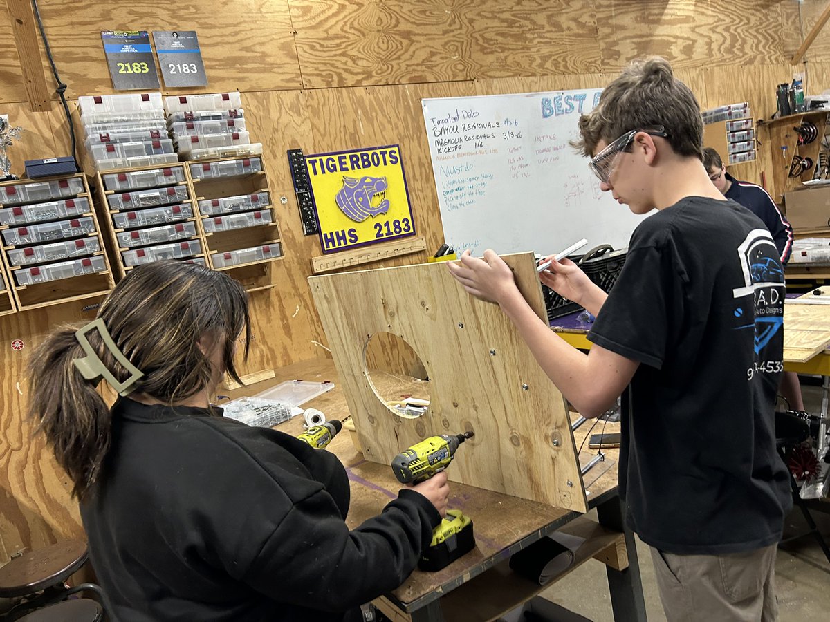 Tigerbots2183's tweet photo. Design, present, refine. Prototype! We couldn’t wait to get started #crescendo https://t.co/pX8TKObtDE