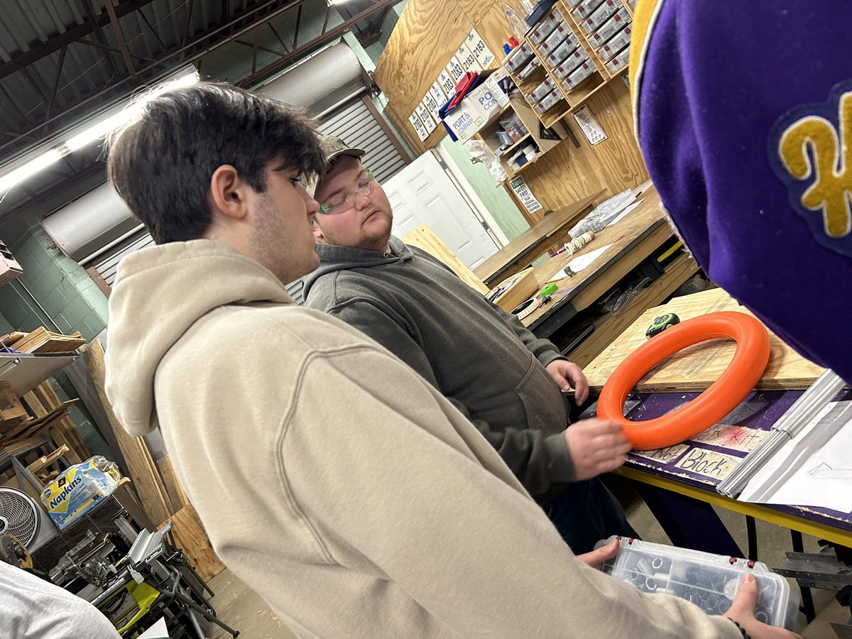 Tigerbots2183's tweet photo. Design, present, refine. Prototype! We couldn’t wait to get started #crescendo https://t.co/pX8TKObtDE