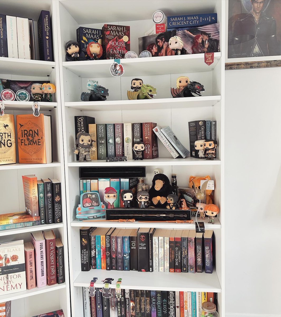 Added a new bookshelf today and now this corner of my office is looking extra pretty 😍
