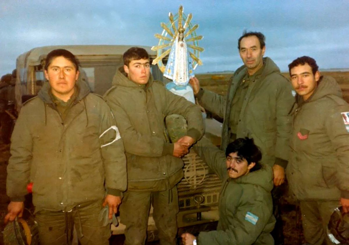 Católicos desde 1 de abril de 1520, Reconquistamos y Defendimos Buenos Aires y recuperamos Malvinas bajo el amparo de la Virgen del Rosario, los colores de la Bandera llevan los del manto de la Virgen y nos consagramos a su Inmaculado Corazón
Somos una Patria Católica, NO judía