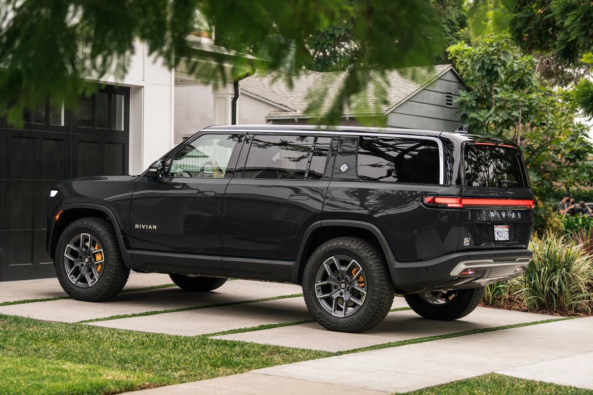 JoshWest247's tweet photo. AMERICA is making the world’s coolest vehicles again! 🇺🇸 https://t.co/qP6BoxFUmj