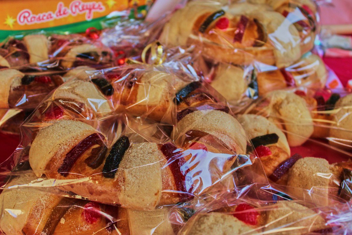 CC_LosPinos's tweet photo. Recuerda que el día de hoy también encontrarás #Rosca de Reyes de diferentes sabores y elaboradas con ingredientes naturales en el mercado #ElSolar. 

Te esperamos a partir de la 10 h en la residencia oficial del pueblo de México. 

@cultura_mx https://t.co/ts5D4azZ8N