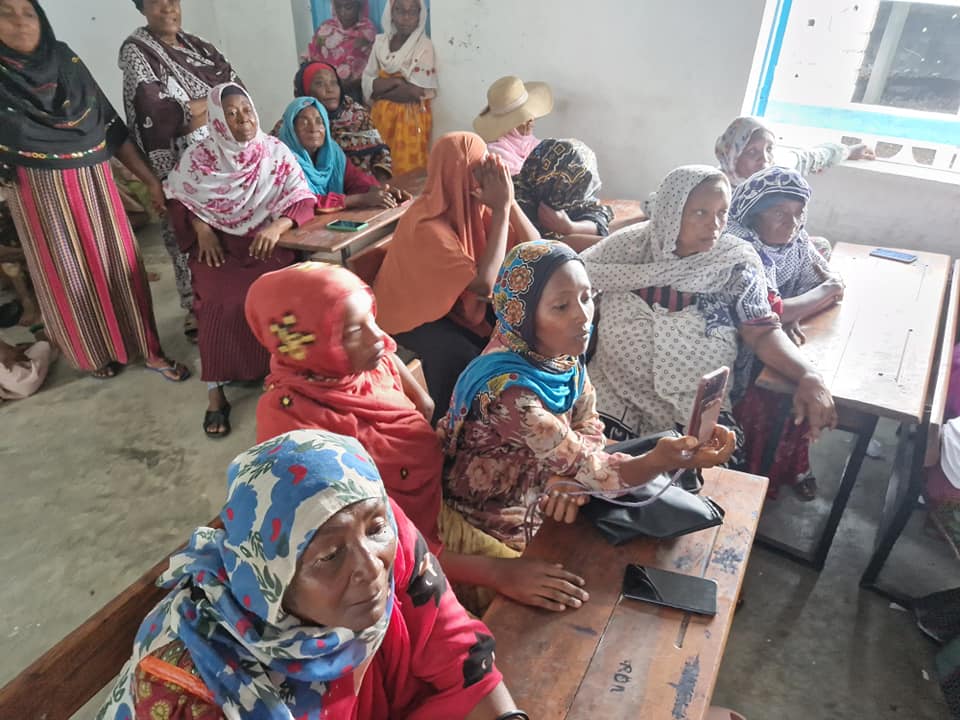 PNUD_Comores's tweet photo. Le réseau des femmes médiatrices pour la paix, engagées sur le terrain dans la région de #Dimani, appellent chaleureusement les populations à exercer leur droit de vote dans la paix et la sérénité le 14 janvier. Ensemble, construisons un avenir pacifique!  #Elections2024 @USAID https://t.co/4AsTDXi0ME