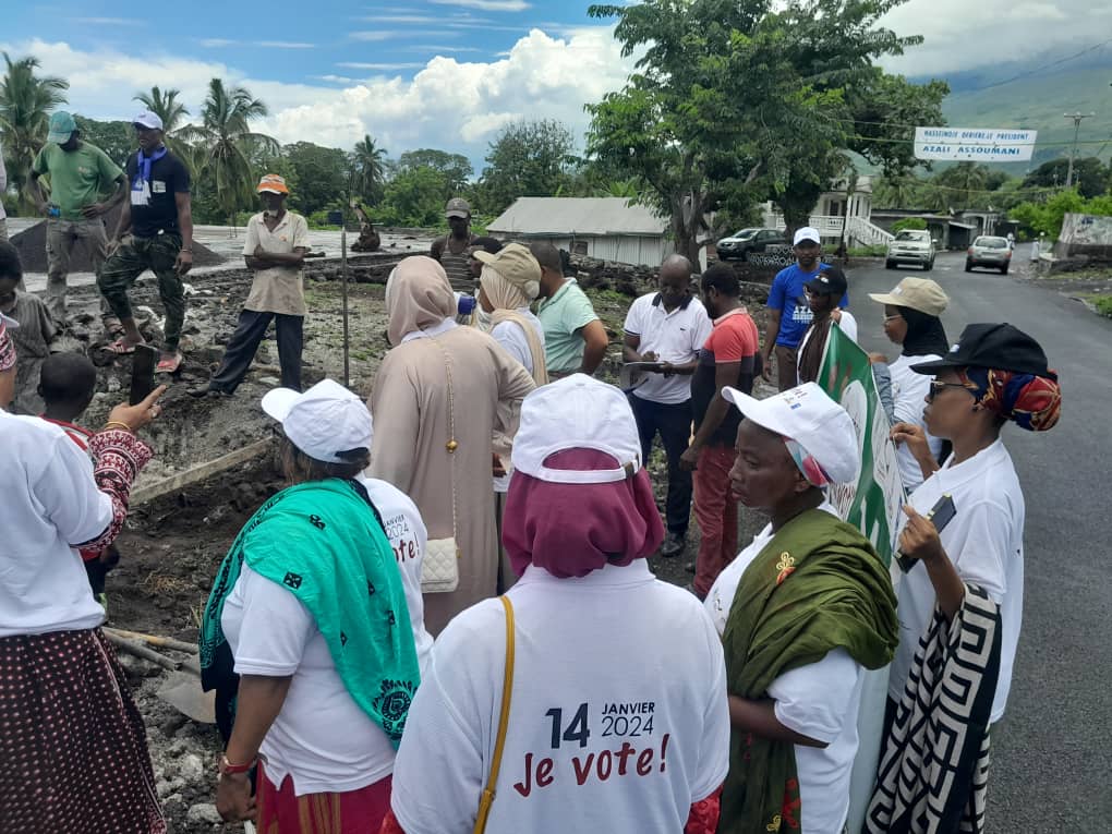 PNUD_Comores's tweet photo. Le réseau des femmes médiatrices pour la paix, engagées sur le terrain dans la région de #Dimani, appellent chaleureusement les populations à exercer leur droit de vote dans la paix et la sérénité le 14 janvier. Ensemble, construisons un avenir pacifique!  #Elections2024 @USAID https://t.co/4AsTDXi0ME