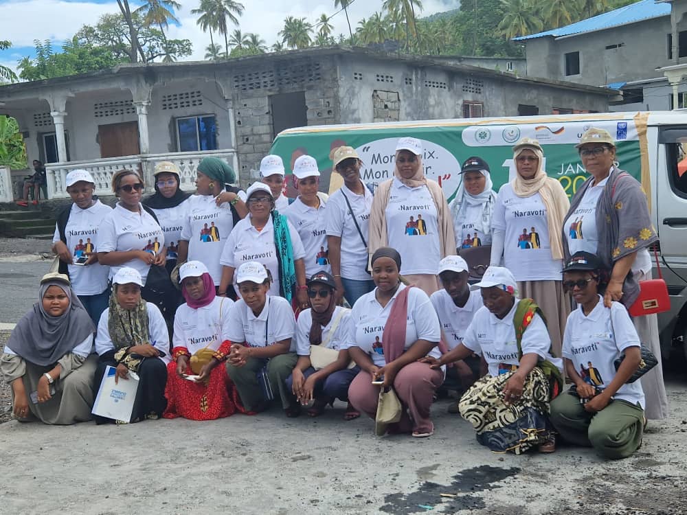 PNUD_Comores's tweet photo. Le réseau des femmes médiatrices pour la paix, engagées sur le terrain dans la région de #Dimani, appellent chaleureusement les populations à exercer leur droit de vote dans la paix et la sérénité le 14 janvier. Ensemble, construisons un avenir pacifique!  #Elections2024 @USAID https://t.co/4AsTDXi0ME
