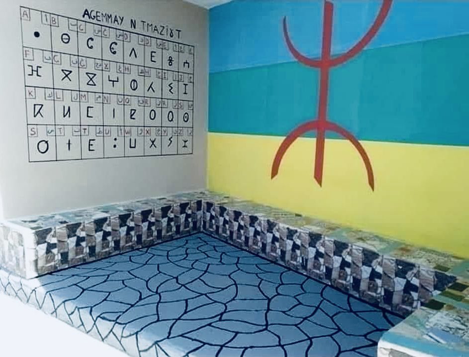 oskai_z's tweet photo. Learn Tifinagh while waiting at the bus station in #Kabylie. Courtesy of a local #Amazigh organization! 🚌📚 https://t.co/Gm2ZNPHnn8