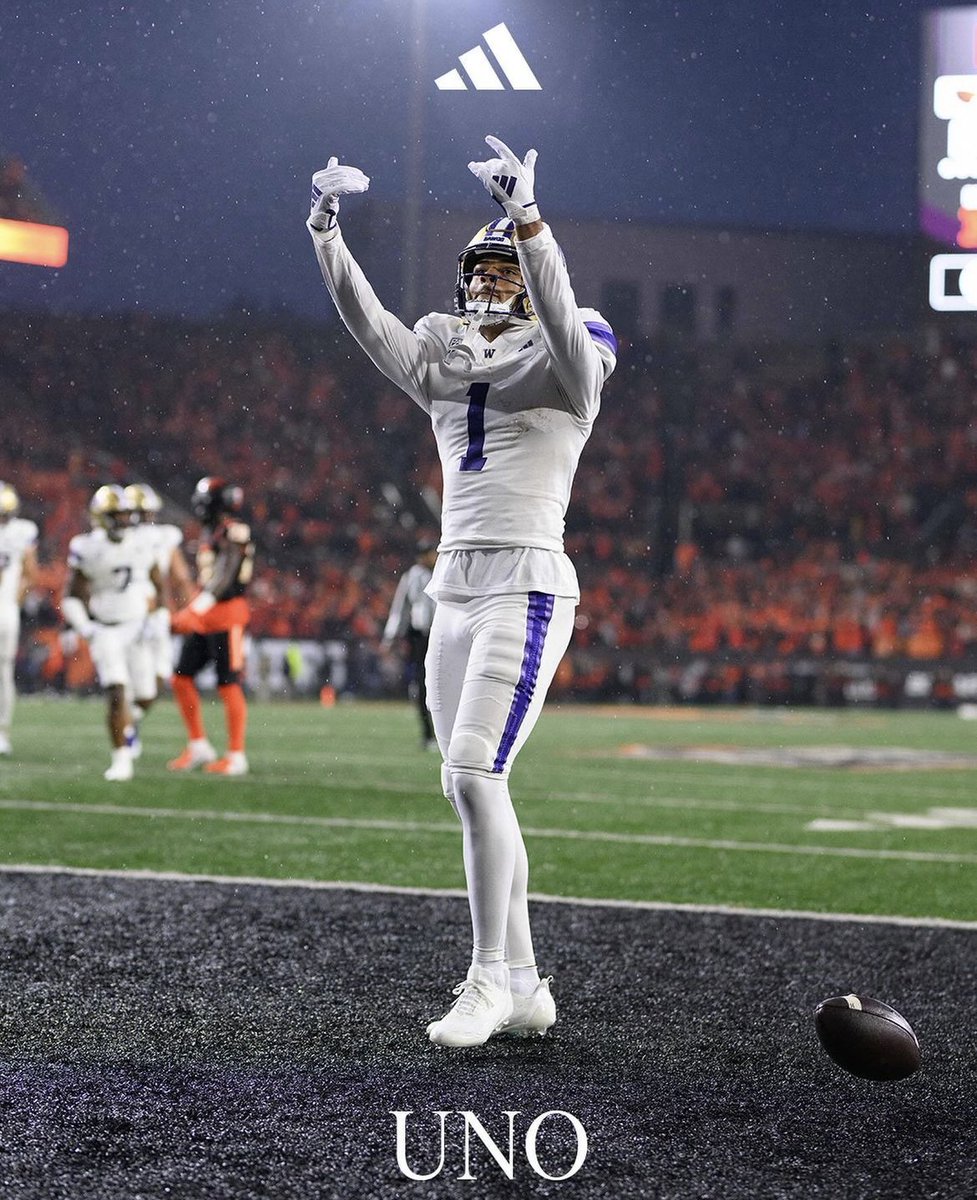 NikoTamurian's tweet photo. Official:

These are the uniforms @UW_Football will wear against Michigan in the National Championship.

White pants, white jerseys, gold helmets. 
@komonews 
#PurpleReign 
@UniWatch https://t.co/TakI1wsCkA