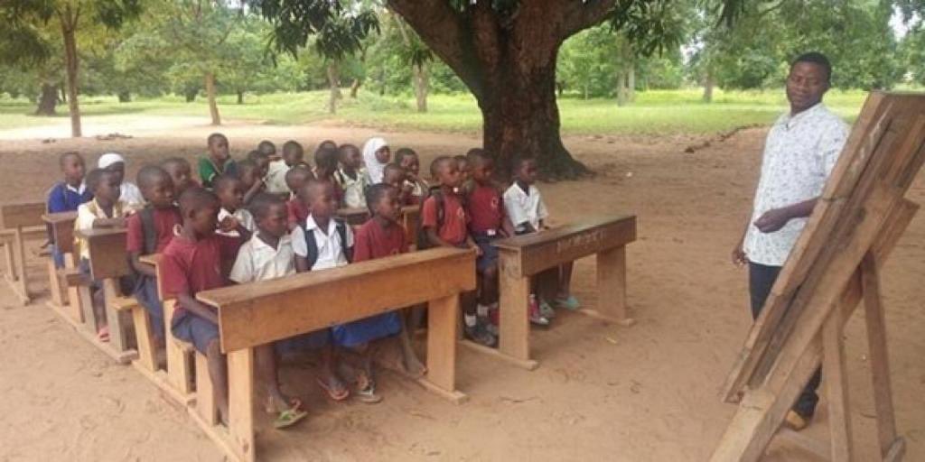IAMartin_'s tweet photo. Zaidi ya wanafunzi 270 wa Shule ya Msingi Wanyere B, kata ya Suguti, Wilaya ya Musoma Vijijini katika Mkoa wa Mara, Tanzania, wanasoma wakiwa chini ya mti kutokana na upungufu wa vyumba vya madarasa. https://t.co/3m4Vitgkn8