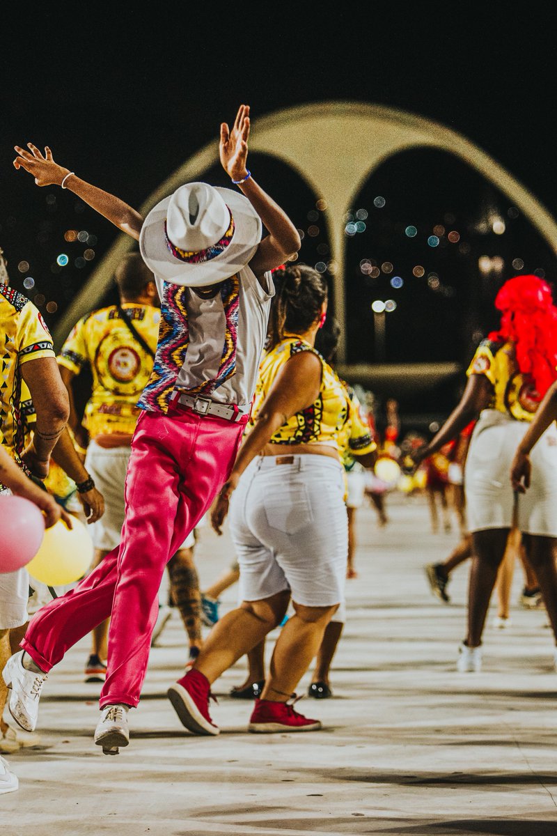 Prefeitura_Rio's tweet photo. Enquanto o Carnaval não começa, bora se jogar nos ensaios! https://t.co/8gbA6GXxuL