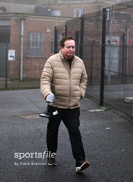 sportsfile's tweet photo. Bring you own floodlight Marty!!!

RTÉ commentator Marty Morrissey arrives with a lamp ahead of the AIB GAA Football All-Ireland Senior Club Championship semi-final match between Kilmacud Crokes of Dublin, and Glen of Derry
📸 @FaoiDhaire https://t.co/V3o3osxpFm
