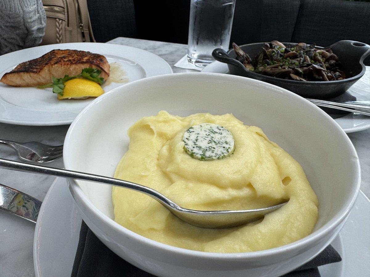 James_Mathur's tweet image. Great meal at RH restaurant in Yountville, as always. Shaved vegetable salad, lobster roll, Yukon gold purée, mushrooms 

#Yountville 
#Napa