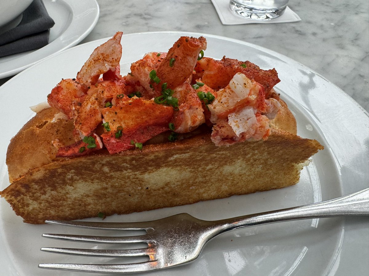 James_Mathur's tweet image. Great meal at RH restaurant in Yountville, as always. Shaved vegetable salad, lobster roll, Yukon gold purée, mushrooms 

#Yountville 
#Napa