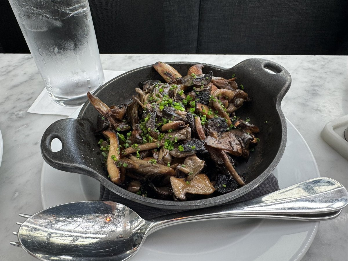 James_Mathur's tweet image. Great meal at RH restaurant in Yountville, as always. Shaved vegetable salad, lobster roll, Yukon gold purée, mushrooms 

#Yountville 
#Napa