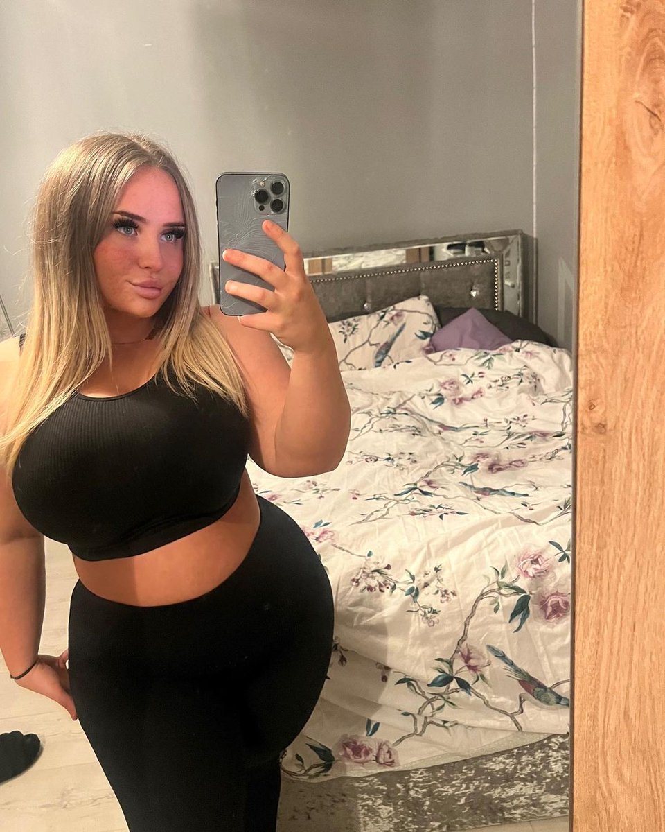 LuvUKBusty's tweet photo. Molly in all of her perfect thickness 🤤🥰 https://t.co/KtjSWNrWPY