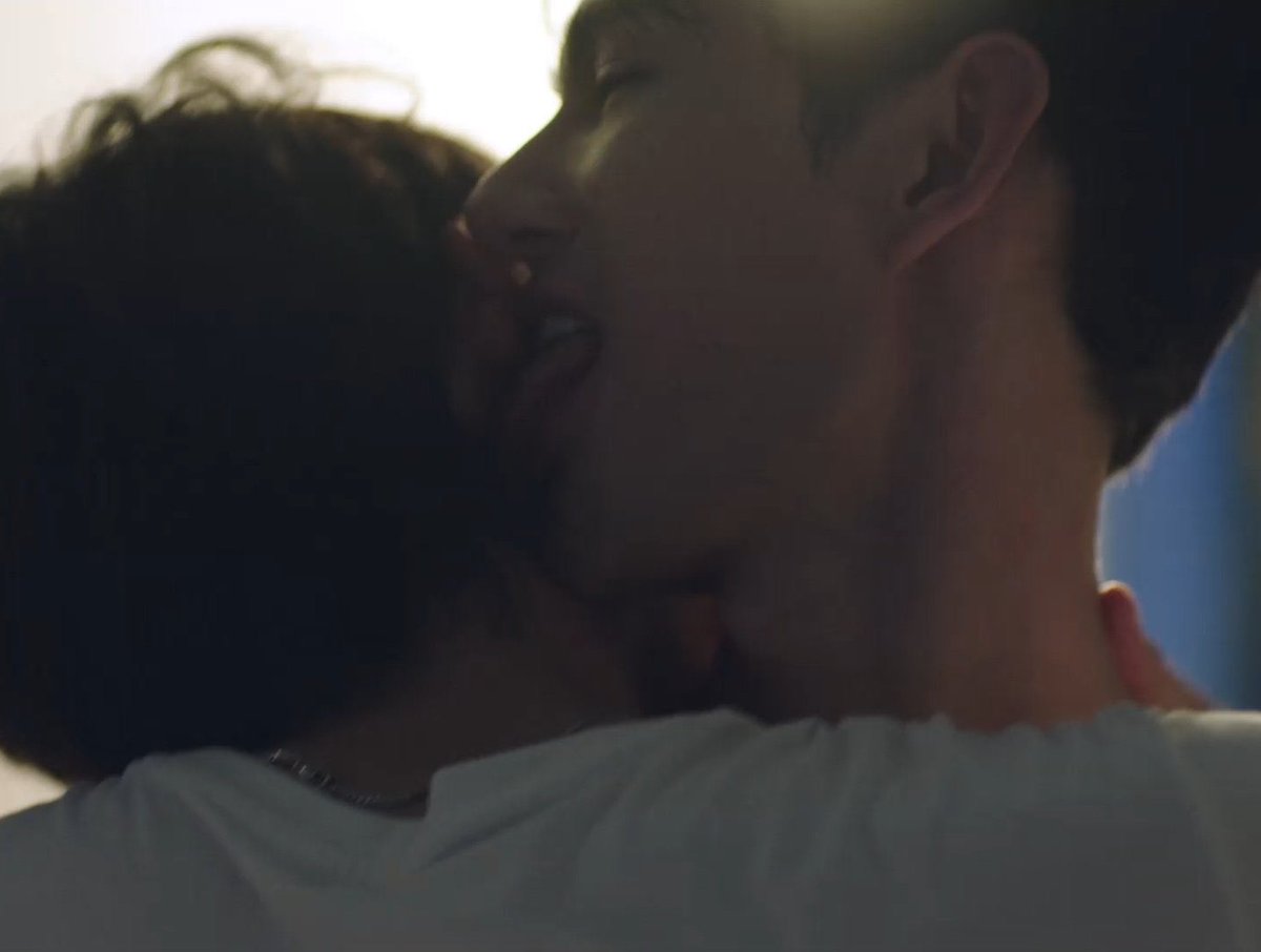 เพิ่งเล่าให้คุณนีนี่ฟังว่าในนิยายพี่เบ๊บถูกใจชาลีไม่มีอัลฟ่ามากถึงขนาดเลียเหงื่อชาลี แล้ววันนี้มาเจอภาพนี้ อุดปากกี๊ดดดดดดดด อึ้งมากกกกกก เชื่อแล้วว่าพาเวลอ่านทุกตัวอักษร เก็บทุกเม็ด รูปมันมาจากไหนคะะะะะะะ ทำไมไม่เคยเห็น  #PitBabeTheSeries