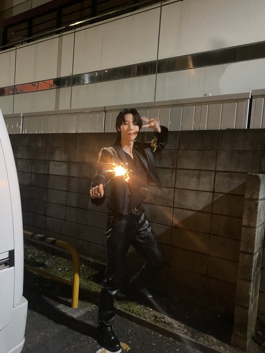 Official_IB147's tweet photo. [#범수]

새해기념 소소하게 불꽃놀이
다들 신년소원은 뭐 비셨나요??💌
다들 행복하자구요❣️

#ib147 #아이돌 #연습생 #idol #kpop https://t.co/CaS6lErewr