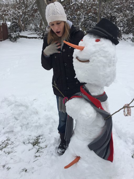 Frankie the transgender snow person that works as a lounge singer at night https://t.co/ui5du9XEAV<a href="/tag/mvsales"class="tags"><span>#mvsales</span></a>
