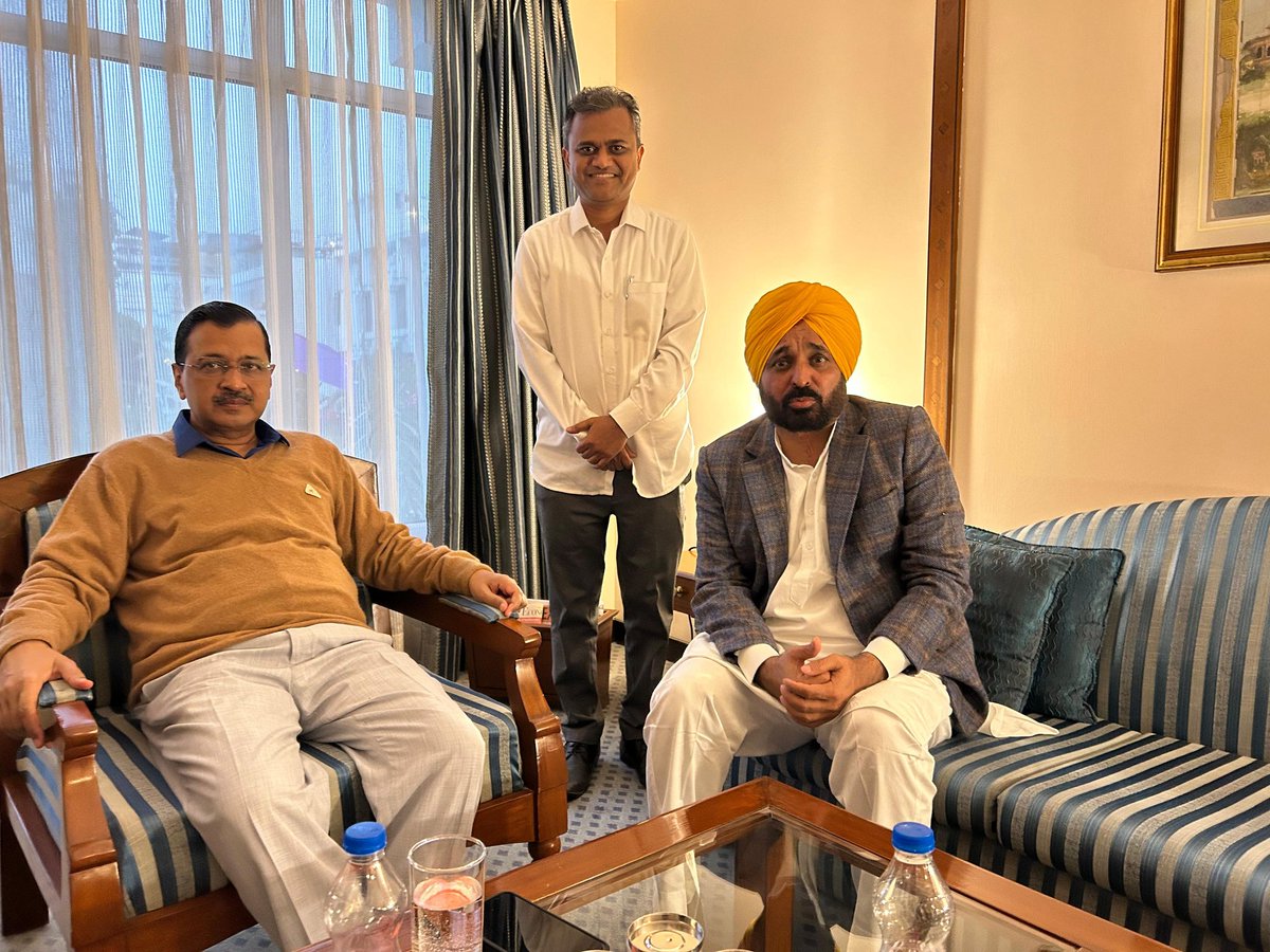 AAPSolapur's tweet photo. राष्ट्रीय अध्यक्ष व दिल्लीचे मुख्यमंत्री अरविंद केजरीवाल व पंजाबचे मुख्यमंत्री भगवंत मान यांच्यासोबत प्रदेश संघटनमंत्री अजित फाटके पाटील यांची आज भेट झाली.पक्ष नेतृत्वाने राज्यात सुरु असलेल्या संघटनात्मक बांधणीवर समाधान व्यक्त केले. आगामी काळात पक्ष मजबूतीच्या दृष्टीने चर्चा केली https://t.co/lEhBFLEhf4