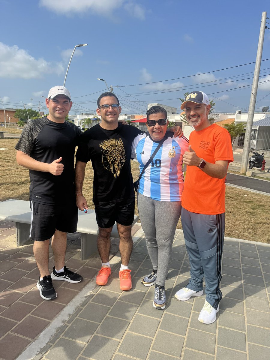 CristyRinconHar's tweet photo. HOY COMPARTÍ CON MI ALCALDE @kerguelenhugo DIRECTOR D #IMDER @kikequintero EL PAPÁ D LOS POLLITOS @EdgardoEspitia Y EL MEJOR ASESOR #OSCARRODRIGUEZ 
NTRO ALCALDE METERÁ GOLAZO PARA CONTRARRESTARÁ LA POBREZA YTAPARA LA DESIGUALDAD Y CONVERTIR UNA SOLA MONTERÍA GRANDE Y MÁS NA’💪😎 https://t.co/6M1ib7VHbR