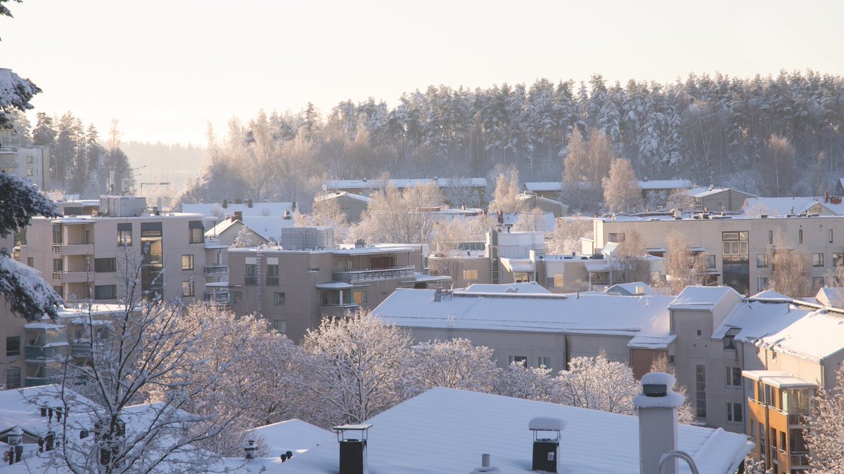 Pitkä ja kova pakkasjakso laittaa talojen rakenteet ja talotekniset järjestelmät koetukselle. Myös lauhtuminen voi johtaa laite- ja putkirikkoihin. Vesiputkia, liitoksia ja talon rakenteita kannattaa pitää silmällä haittojen minimoimiseksi. #energianeuvonta